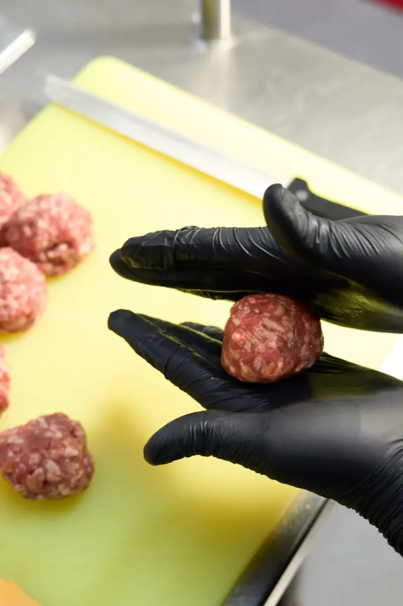 Bolas de carne fresca en preparación en cocina Blast