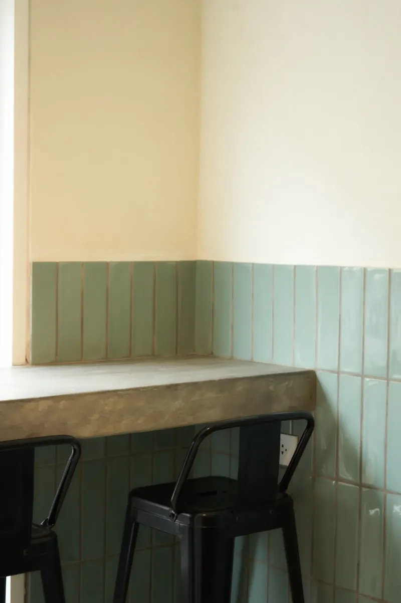 Interior del local Blast Smash Burgers en Barranco con pared de mayólica verde